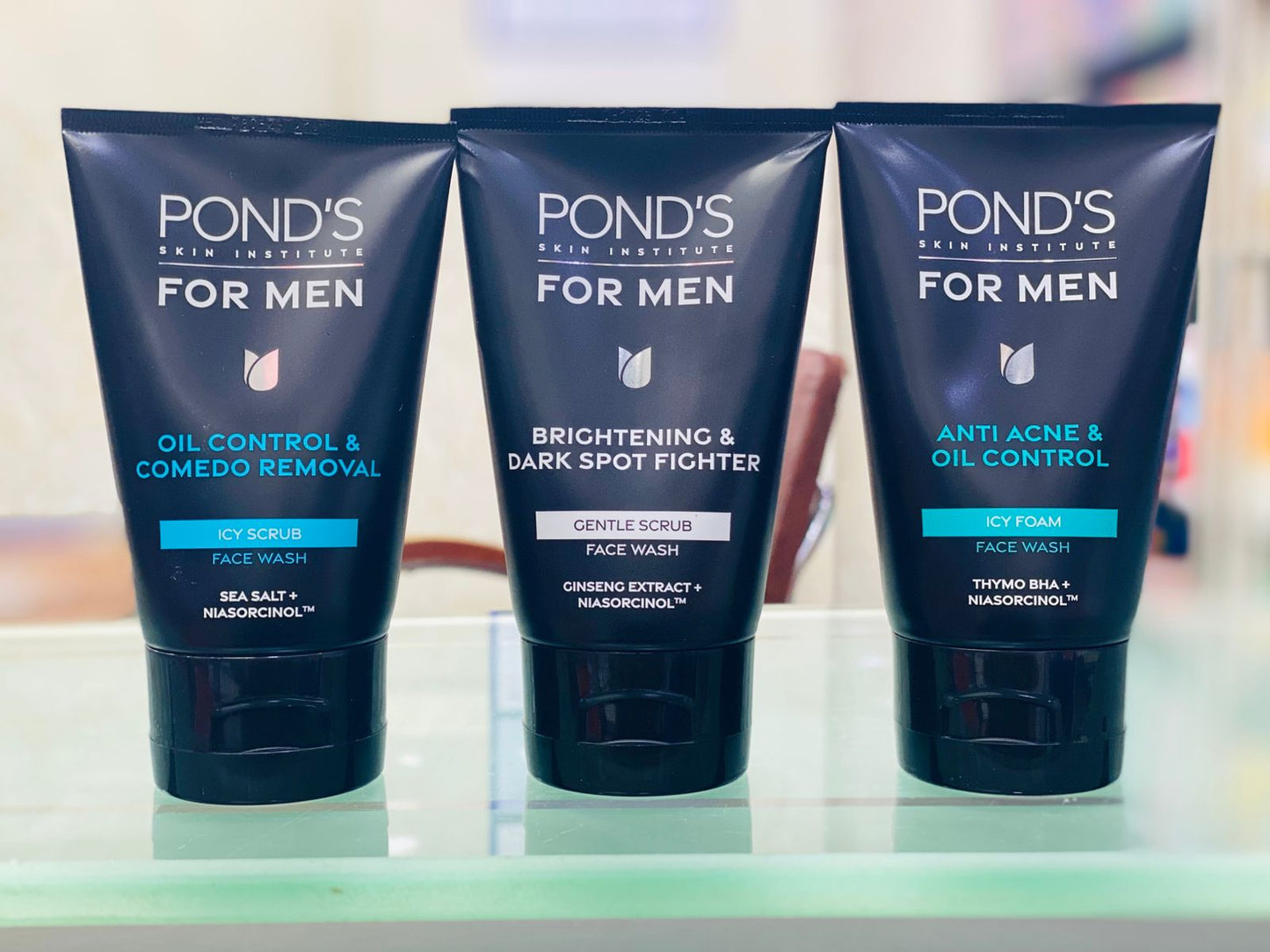 PONDS Pond’s Men Oil Control & Comedo Removal Icy Scrub Face Wash 100g - With Sea Salt & Niasorcinol for Clear, Refreshed Ski