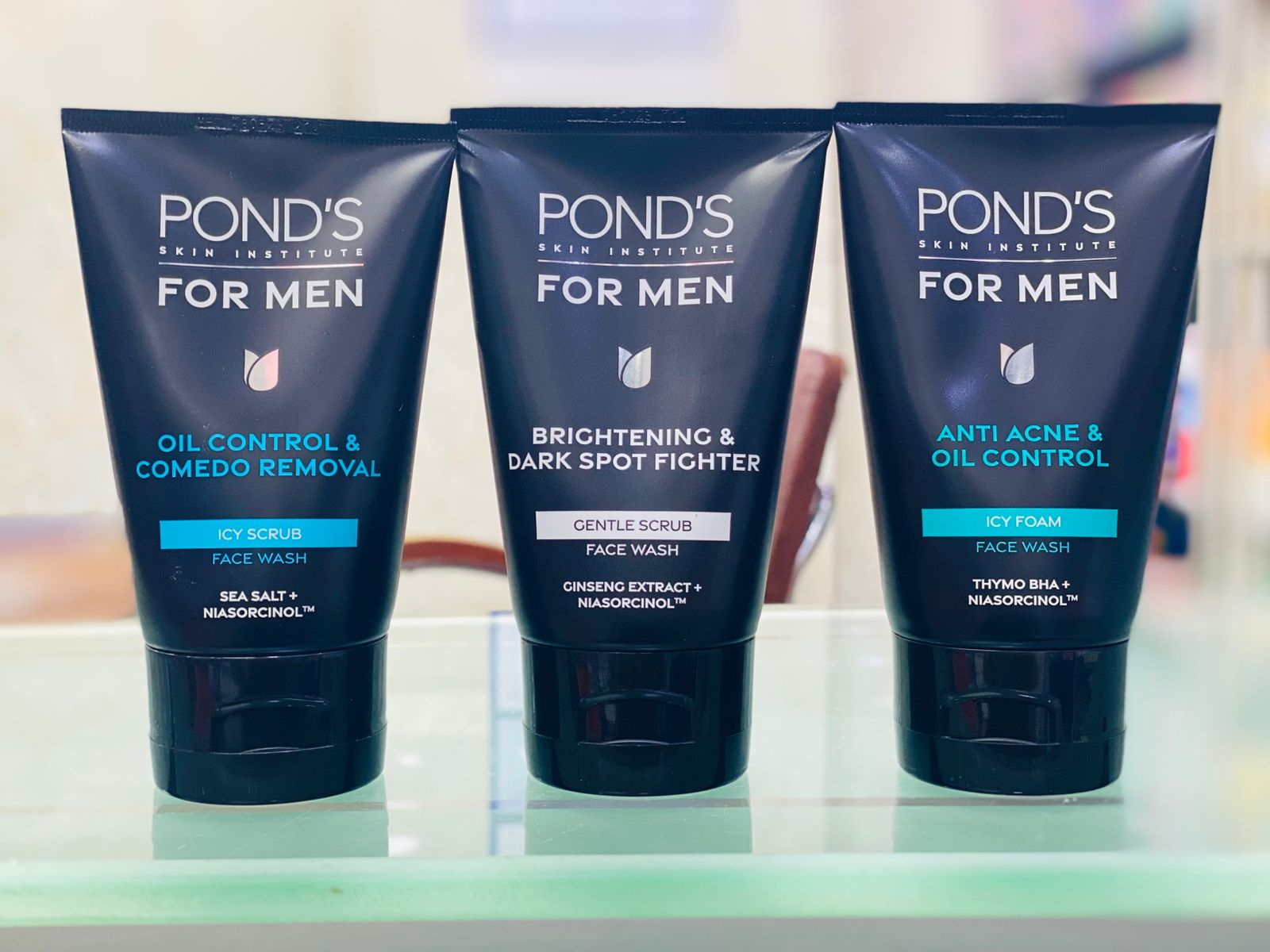 PONDS Pond’s Men Oil Control & Comedo Removal Icy Scrub Face Wash 100g - With Sea Salt & Niasorcinol for Clear, Refreshed Ski